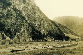 民国“谜”样的排帮，他们一年八个月住在木排上，都吃些什么食物图片