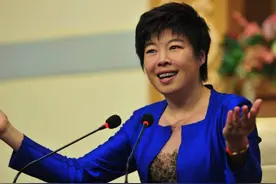 国学大师于丹，跌落神坛后"挚友"避之不及，唯有老公相伴左右图片