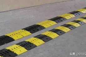 武汉一下桥匝道口“减速带”设置不合理 伤车存隐患图片