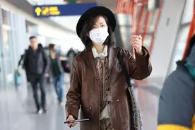 万茜挺会穿的，东北大花裤看似土味，实则时尚又舒适，太洋气了图片