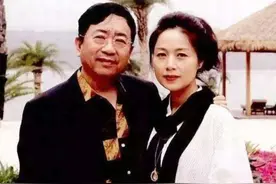 文学大师余秋雨弃13年糟糠妻，娶小16岁演员，婚后为何一直无后？图片