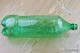 肥皂盒谁还花钱买？塑料瓶上剪几刀就做成肥皂盒，实用省钱又环保图片