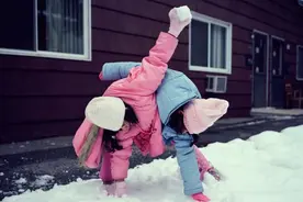 美国“共用身体”姐妹花咋样了？医生不建议留，妈妈坚持生下对吗图片