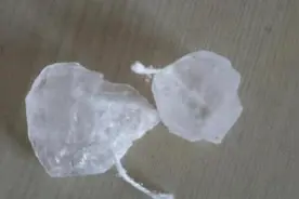 冰糖里有根“白线”, 这样的冰糖能吃吗? 内行说出原因, 恍然大悟图片