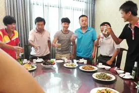 安徽农村小伙，自编《喝酒》顺口溜，说出过量饮酒的害处，真有才视频封面