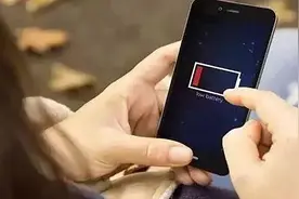 老年人学手机（132）电量低手机不能开机的处理图片