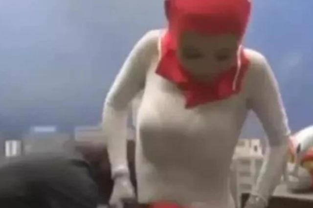 奥特曼美女换装（女奥特曼皮套下还要穿什么现场换衣照片曝光）