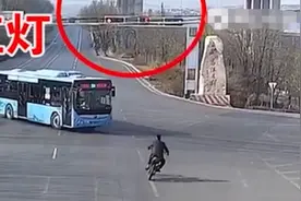阳泉一男子路口闯红灯神操作与死神擦肩后，下一秒让人意想不到图片