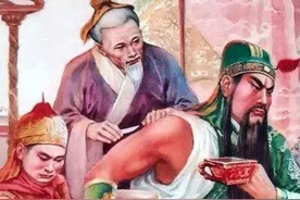 关羽刮骨疗毒，跟亮忍疼拔钉图片