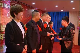 舅舅来厂里上班，每天工作4小时给8千不满足，年底还要2万红包图片