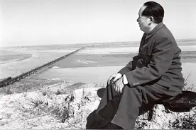 52年毛主席视察黄河，六旬老太急忙赶来：毛主席，斯大林来没有哇图片