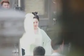 34岁刘亦菲新剧照绝美，气质高贵颜值似仙女，皮肤白嫩身形瘦好多图片