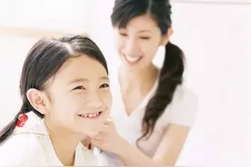 女儿月经初潮，妈妈告诉她几句话，孩子将来会更自信，不易被欺负图片