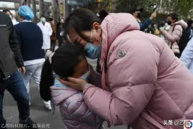 母女含泪吻别，安徽第四批274名医疗队员驰援武汉，2小时完成结集图片