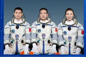 航天员飞行1次太空得多少钱？他们的工资是多少，说出来怕你不信图片