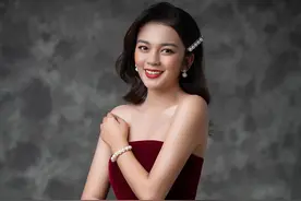 中印混血谈莉娜，肤色黑选择酒红色，穿抹胸裙也挡不住的丰盈感图片