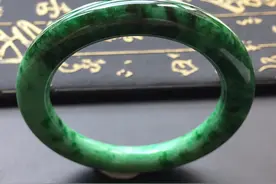 细糯种浓绿翡翠圆条手镯图片