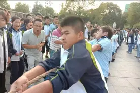 当班里“唯一的男生”是啥体验，被女生宠成太子，还能随便抱怨图片