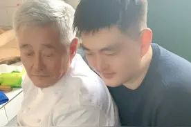 赵本山罕与儿女同现身，父子同框被指长相酷似，球球乖巧蹲旁边图片