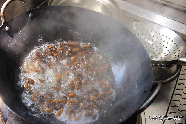 金蝉这样做、没有一点土腥味，一口一个、焦香酥脆比饭店的还好吃