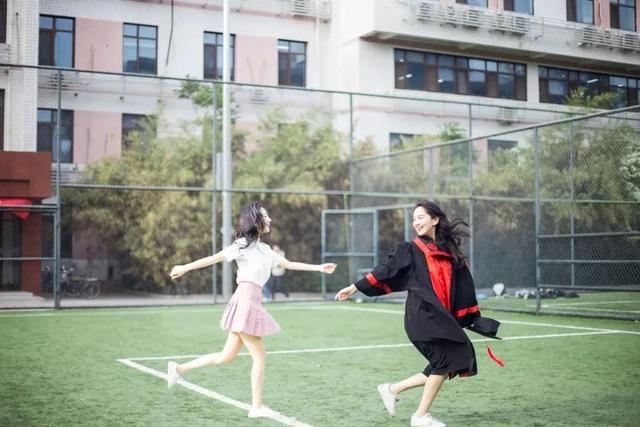 中央美院的学士服美上热搜！这是什么神仙毕业现场？
