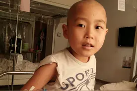 生死边缘，11岁男童担忧再也无法回家了，父亲走出门后哭成了泪人图片