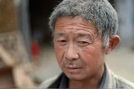 62岁的爷爷在打工，40岁的父亲在养老，女儿看到了心酸的一幕图片