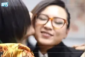 谢娜在休息室狂亲周笔畅，张杰吃醋：你怎么一直乱亲其他女生？视频封面