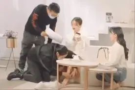 助理跪地为王子文穿鞋引争议！导演发文澄清，baby曾要人帮脱袜子图片
