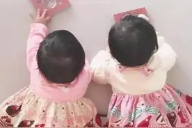 双胞胎姐妹：一个奶奶带，一个姥姥养，多年后差距明显，宝妈悔恨图片