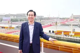 一年还债3千亿，还受邀再次上城楼观礼，曾在贵州捐百亿去扶贫图片