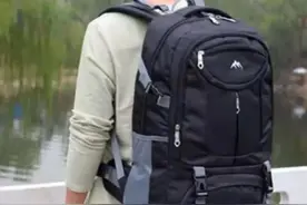 公共场合，你知道双肩包正确背法吗？图片