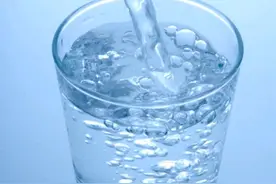 牢记喝水的三要素，健康身体心中有数。图片