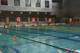 游泳用力甩头 福州依伯晕了3天图片