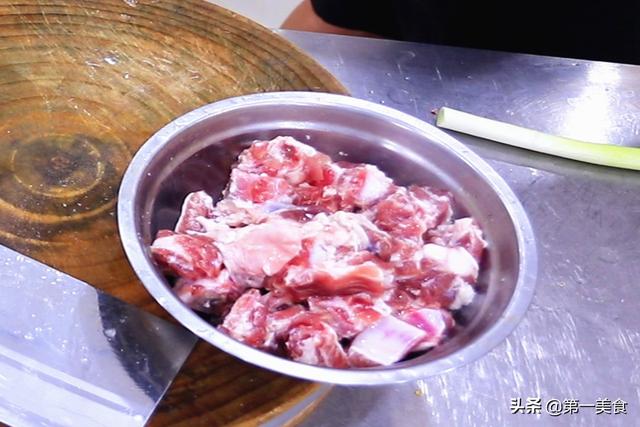 炖排骨是冷水下锅还是热水下锅（很多人容易犯这3个错误）