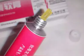 红霉素软膏，在眼部涂两下，身体会有什么变化呢？图片