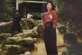 妈妈年轻时的颜值，惊艳了岁月，穿搭比我们更时髦图片