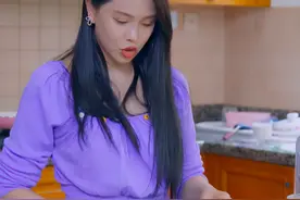 伊能静吃下午茶手续繁琐，自弄果盘桌上摆鲜花，小米粒不愿打扰图片