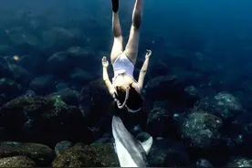 大学期间，我常帮助一个女同学，现在她竟然是我的上司图片