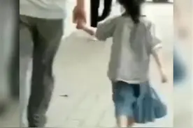 “超敷衍奶爸”给娃穿错衣服，阔腿裤变紧身裙，网友：新时尚图片
