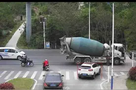 随州市 碧桂园出口炎帝大道朝市区右拐，红灯设置位置合理吗？图片