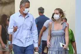 戴安娜29岁侄女穿吊带裙出街，被大32岁未婚夫宠溺，街头拥抱图片