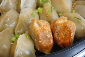 教你做出小吃店热卖的黄金脆皮煎饺，金黄酥脆不油腻，别只用油煎图片