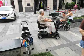老人初学老年电动代步车应注意哪些问题？图片
