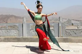 太美了！网红“飞天舞者”打卡黄河石林图片