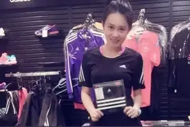 最近火了阿迪达斯“沙漏裙”，女生穿出校花范，男生看了也想穿图片