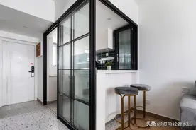 酷！玻璃折叠窗实现半开放式厨房餐台图片