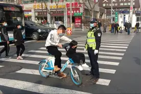 共享单车“花式”载人，别拿生命开玩笑！图片