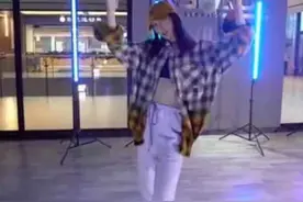 雷佳音美娇妻近照身材性感，秀小蛮腰热舞太妖娆，被指撞脸钟丽缇图片