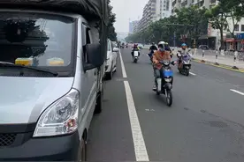 “免费停车牌”旁停车被贴罚单！海口交警：相关提示牌已撤掉，司机可申请复议撤销罚单图片